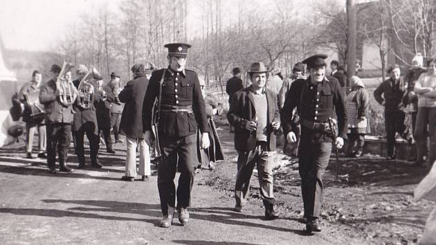 Průvod masek v Pohnání v roce 1973.