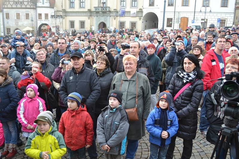 Na Žižkově náměstí v Táboře lidé naslouchali hře na zvony. 