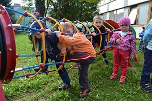 Nové prvky na hřišti u mateřské školy na Sídlišti nad Lužnicí.