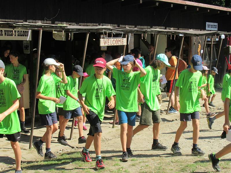 Letní Tábor v Borovanech Balloon club navštívily ve čtvrtek 13. srpna ředitelka českobudějovické hygieny Květoslava Kotrbová a hygieničky Marie Nosková a Romana Fürstová. Táborové zařízení nad Borovanským mlýnem absolvovalo důkladnou kontrolu bez poskvrny