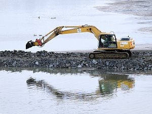 ROVNAJÍ SEDIMENT. I přesto, že jsou stavební práce na Jordánu kvůli zvýšené hladině vody pozastaveny, začaly včera bagry rovnat sediment pod loděnicí