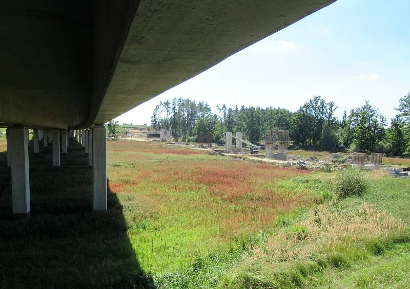 Za stanicí Soběslav vzniká Zvěrotický tunel, který bude ve finále měřit 370 metrů. Na něj navazuje přemostění komunikace ve směru na Sedlečko. Estakádu vytvoří celkem 27 mostních polí.