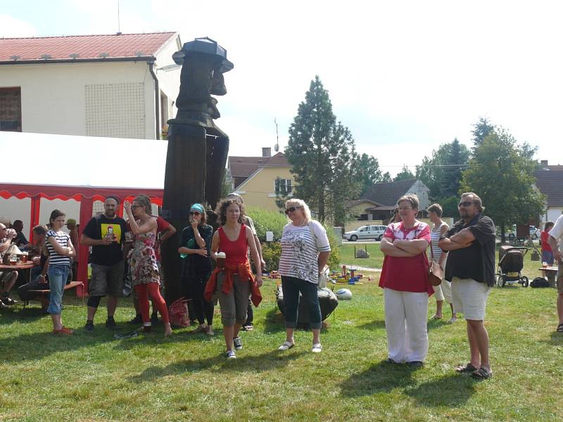 DIVADLO NA NÁVSI. V Sudoměřicích u Bechyně se konal další ročník Divadla na návsi. Jeho součástí byl i řemeslný jarmark