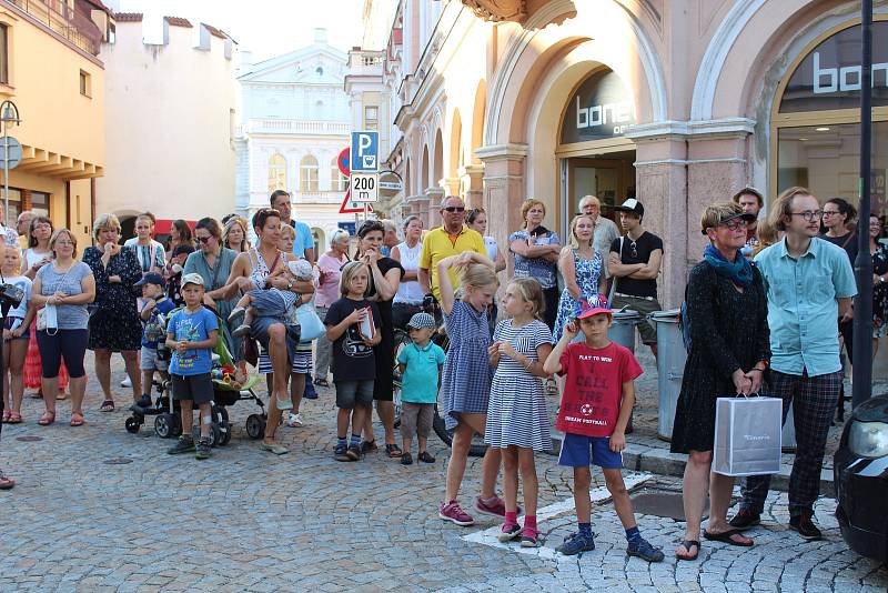 Táborské divadlo zahájilo novou sezonu. Došlo i na akrobacii v podání Elišky Brtrnické.