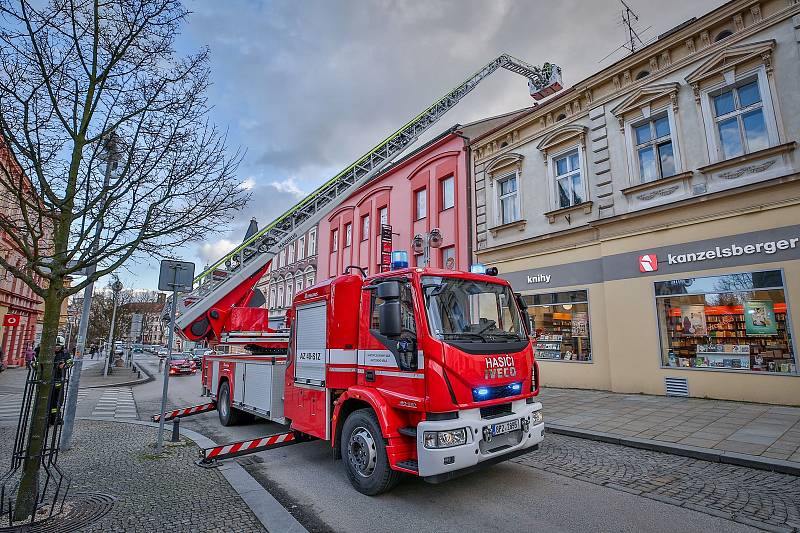 Hasiči zasahovali i na třídě 9. května v Táboře, kde upevňovali uvolněnou střechu.