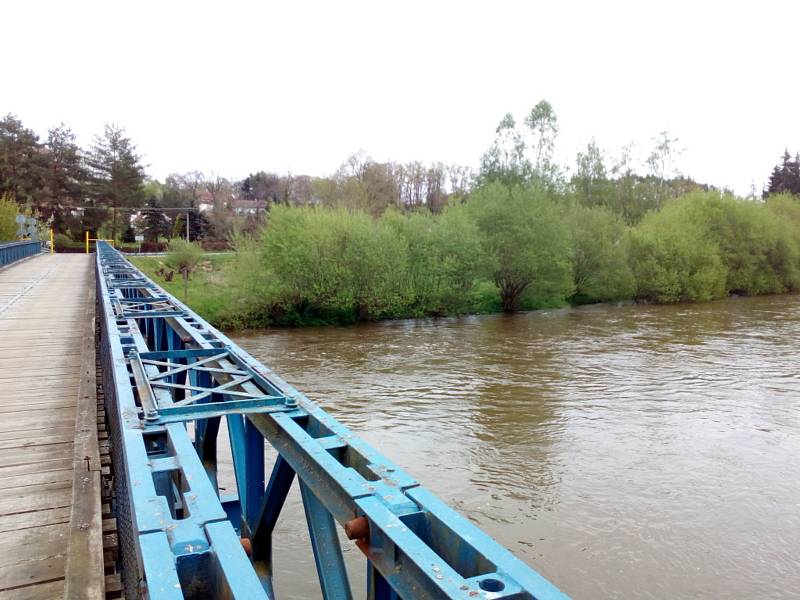 Deště zvedly v polovině května 2021 hladinu řeky Lužnice. Na snímku Hutě u Bechyně.