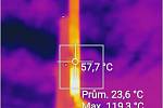 Požár komína v Plané zachycený termokamerou.