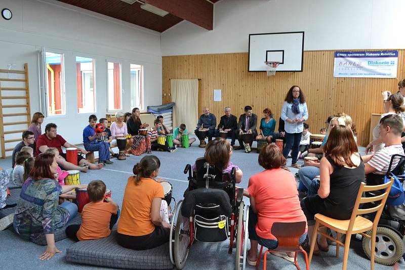 Soběslavská Diakonie Rolnička dostala ve středu nový mikrobus.