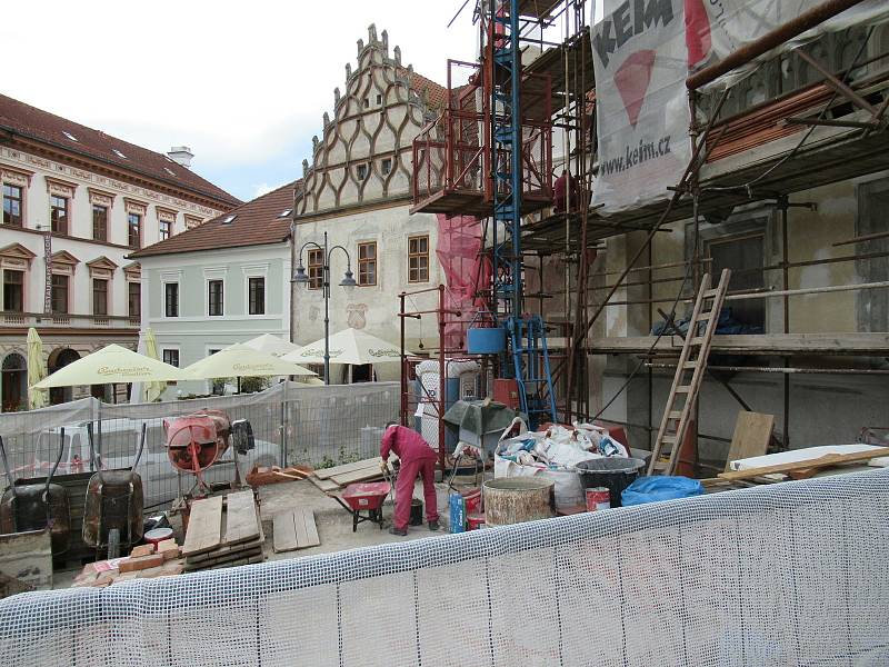 Radnice je jedna z nejvýznamnějších památek pozdní gotiky u nás vůbec. Její základní podobu vytvořil architekt Wendel Roskopf kolem roku 1521 ze tří měšťanských domů.