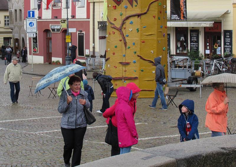 Počasí v sobotu 4. května neodradilo návštěvníky od návštěvy Žižkova náměstí a koncertu Keramičky.