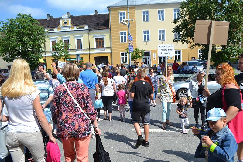 Chýnovští blokovali průjezd aut městem. Protestovali tak proti zdržení stavby obchvatu.