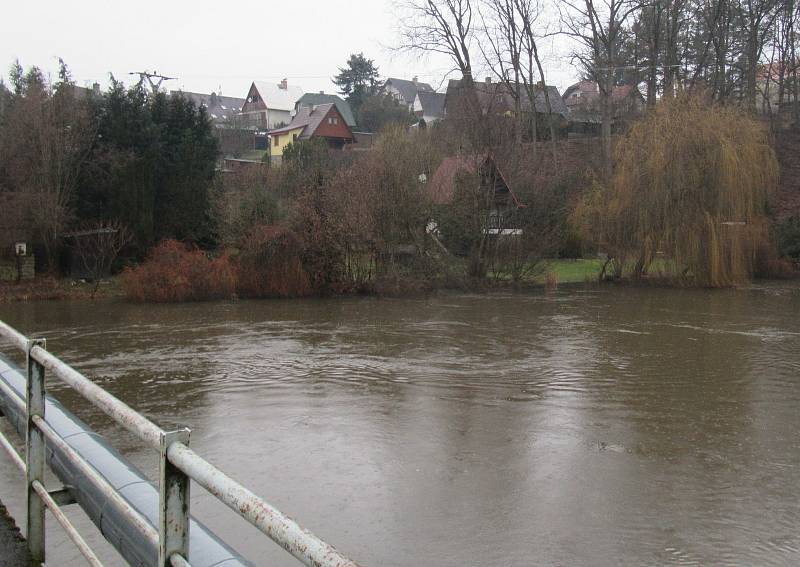 Kozský a Černovický potok se řekou Lužnicí na Táborsku už se místy vylévají mimo svá zaběhlá koryta.