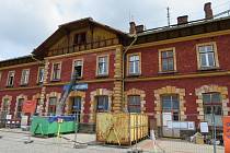 Celková rekonstrukce výpravní budovy ve Veselí nad Lužnicí má proměnit zejména vnitřní dispozice.