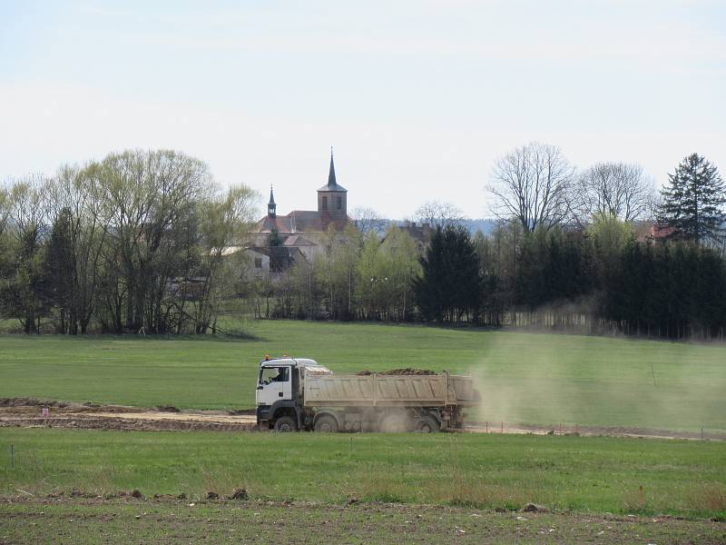 Od zahájení výstavby devítikilometrové přeložky uplynulo šest měsíců. Pandemie koronaviru se na stavebním ruchu dle Správy železnic nepodepsala.