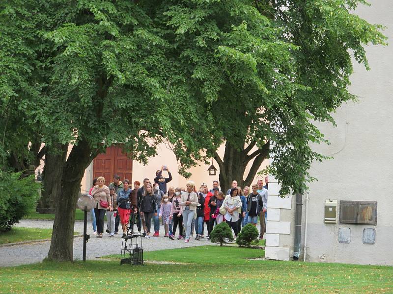 Zámeckou zahradu v Bechyni do konce září zdobí extravagantní díla známého českého sochaře Davida Černého.