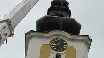 V pondělí 28. září byl po půl 12 dopoledne na věž kostela sv. Václava v Plané nad Lužnicí jeřábem vyzdvižen a zavěšen stejnojmenný zvon z dílny myslkovického mistra zvonaře Michala Votruby. Týž den odpoledne začal plnit svůj účel.