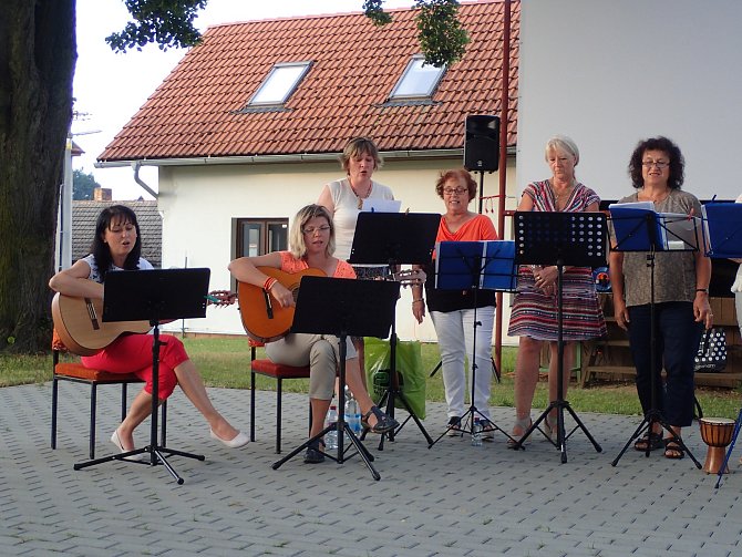 Zahájení Bělečského kulturního léta v pátek odstartoval sbor mladovožických učitelek, účinkujících pod názvem VOUS.