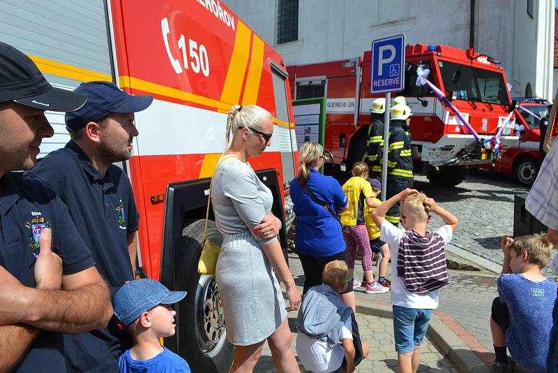 V sobotu převzali na Žižkově náměstí před kostelem svatého Martina mladovožičtí hasiči dvě nová hasičská auta: transportní dodávku a požární cisternu.