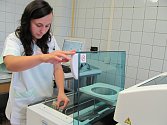 PROZKOUMÁ KREV. Laborantka Dana Macálková obsluhuje přístroj, který v krvi odhalí každou anomálii. 