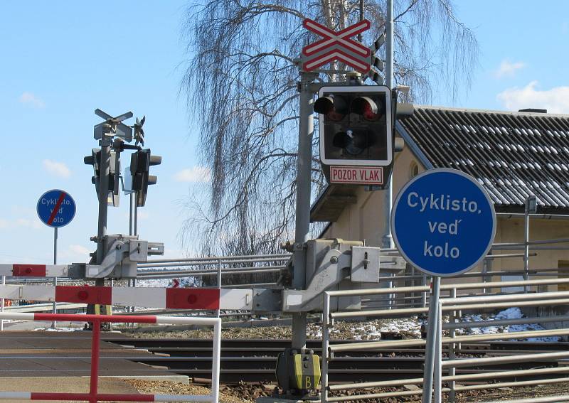 V sobotu 6. března dopoledne došlo asi 500 metrů od železniční zastávky Řípec - Dráchov směrem na Soběslav ke středu rychlíku  R722 z Českých Budějovic s osobou v kolejišti.