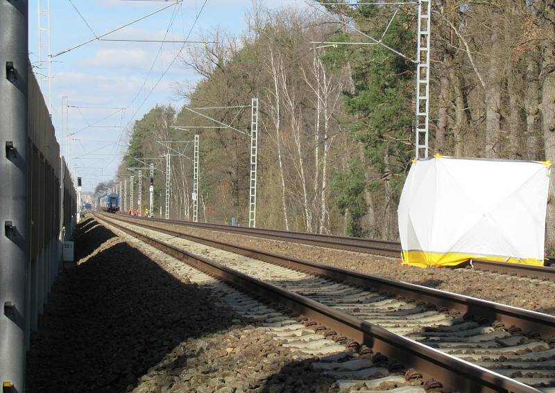 V sobotu 6. března dopoledne došlo asi 500 metrů od železniční zastávky Řípec - Dráchov směrem na Soběslav ke středu rychlíku  R722 z Českých Budějovic s osobou v kolejišti.