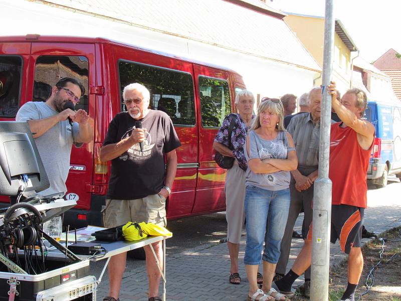 Do Chýnova se sjelo na 150 majitelů veteránů a mezi nimi i motokrosová a endurová legenda František Hrobský a sběratel historických motocyklů z Českých Budějovic Petr Hošťálek.