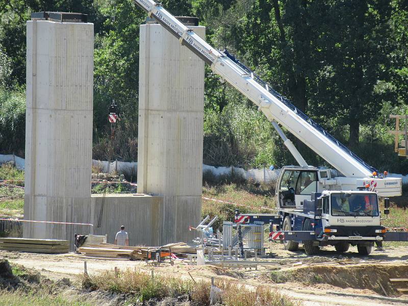 Za stanicí Soběslav vzniká Zvěrotický tunel, který bude ve finále měřit 370 metrů. Na něj navazuje přemostění komunikace ve směru na Sedlečko. Estakádu vytvoří celkem 27 mostních polí.