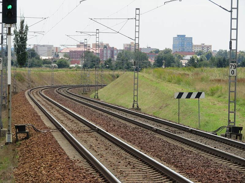 Na nástupišti strážníci muže nenalezli, proto propátrávali okolí a našli jej až na druhém konci nástupiště, v kolejišti.