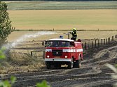 Druhý stupeň požárního poplachu vyhlásili hasiči u rozsáhlého požáru pole u Radimovic u Želče na Táborsku v pondělí 10. července odpoledne.