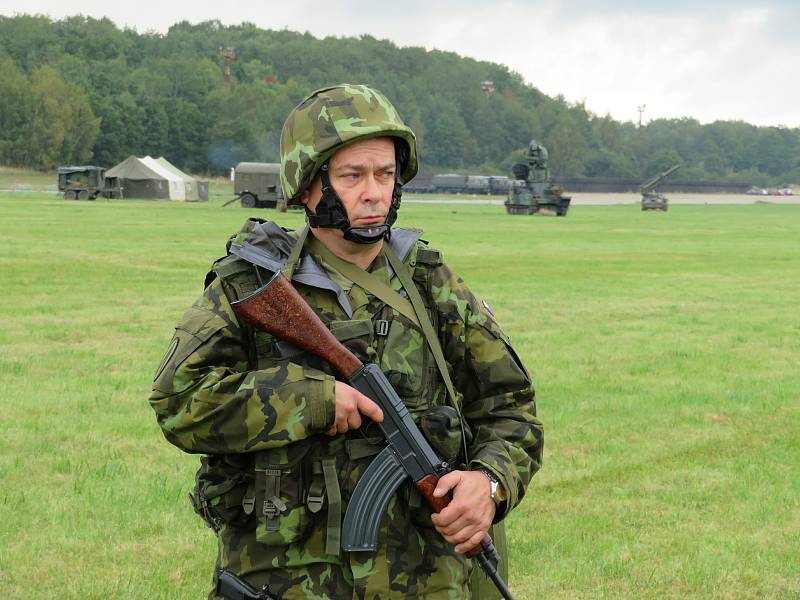 Protiletadlový raketový pluk Strakonice a civilní zálohy cvičily na bechyňské základně vedení boje se vzdušným protivníkem včetně zásahu proti demonstrantům útočícím na jejich techniku.