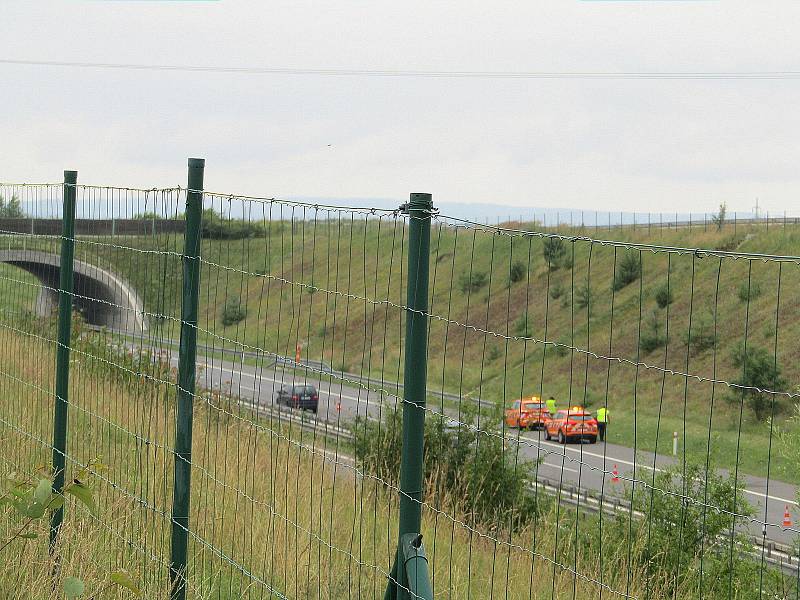 Sesuv půdy na dálnici D3 mezi Myslkovicemi a Košicemi ve směru od Českých Budějovic na Prahu omezuje provoz. Doprava je svedena do jednoho pruhu a v úseku snížena rychlost.