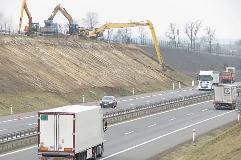 Na 91. kilometru jihočeské dálnice D3 u Myslkovic ve směru na Prahu dochází k úpravě svahu. Půda se zde sesouvala po vydatných deštích.