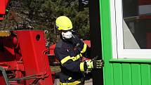 Profesionálním hasičům v současné době přibyly úkoly, mimo jiné staví odběrová a třídící centra, distribuují ochranné pomůcky mezi obyvateli a sami se musí perfektně chránit a spolupracovat.