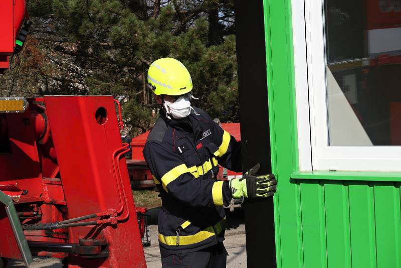 Profesionálním hasičům v současné době přibyly úkoly, mimo jiné staví odběrová a třídící centra, distribuují ochranné pomůcky mezi obyvateli a sami se musí perfektně chránit a spolupracovat.