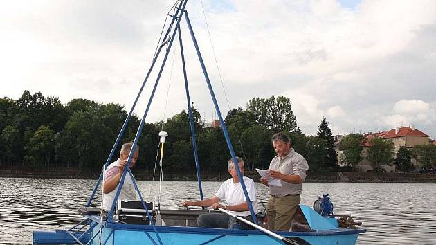 Plavidlo Lubomíra Nedvěda  je vybaveno speciální sondou, která umí odebrat bahno až z doby končícího středověku. Ještě nyní na podzim opět vypluje na Jordán.