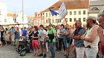 Na demonstraci proti Andreji Babišovi dorazily na táborské Žižkovo náměstí přibližně necelé čtyři stovky lidí.