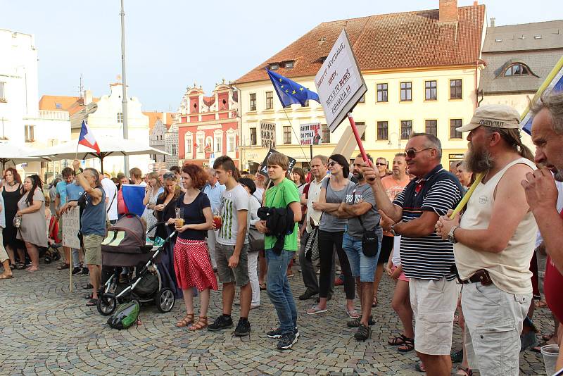 Na demonstraci proti Andreji Babišovi dorazily na táborské Žižkovo náměstí přibližně necelé čtyři stovky lidí.