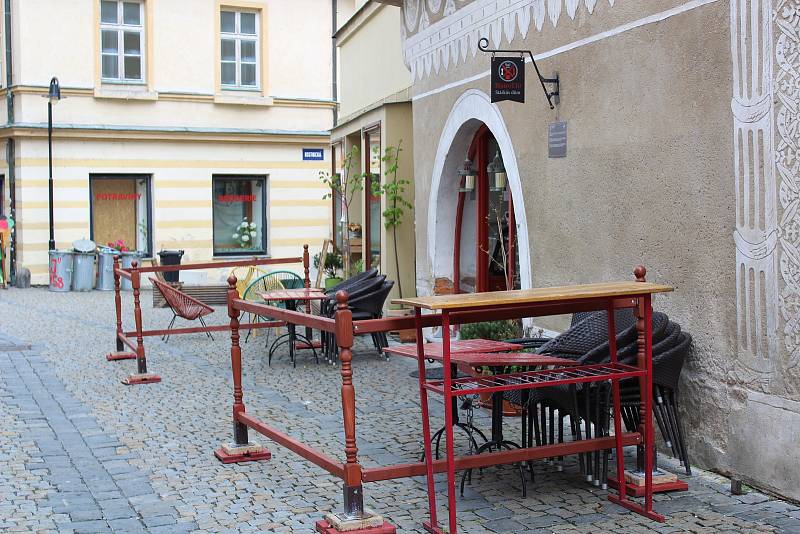 Zahrádky hospod se otevřely. Nával hostů se ale nekonal