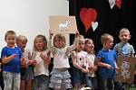Mateřská škola Pohádka pořádala v pondělí 23. května besídku pro rodiče žáků pěti tříd v místní sokolovně.