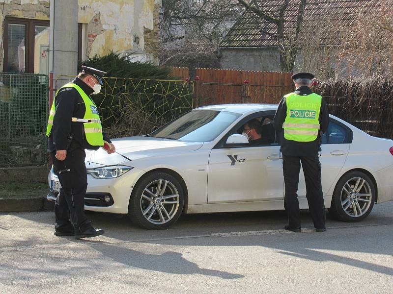 Policejní kontroly na hranicích Táborska a Jindřichohradecka se v pondělí 1. března uskutečnily bez problémů. Podle zasahujících policistů byli řidiči připraveni a disponovali alespoň čestným prohlášením.