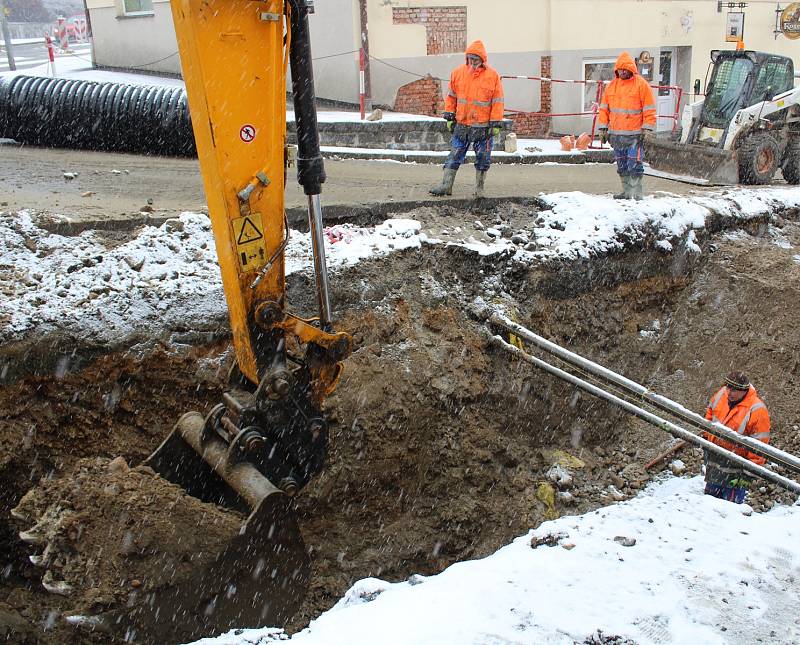 Rekonstrukce kanalizace v Husově ulici se dotkla i hlavní dopravní tepny v Táboře. Práce pokračují i v nepříznivém počasí.