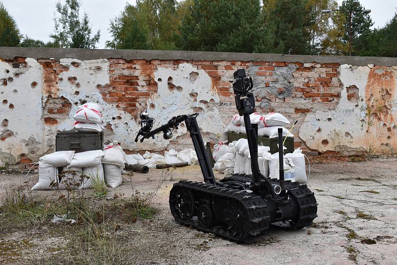 Bechyňským pyrotechnikům pomáhají s vyhledáváním výbušnin i psi.