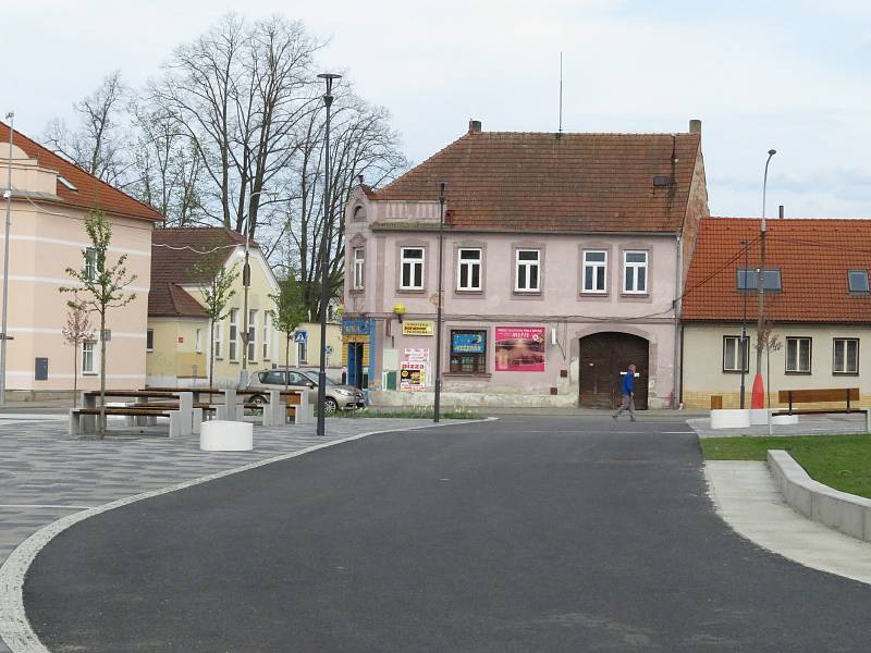 Cílem projektu revitalizace předprostoru Základní školy E. Beneše a gymnázia v Soběslavi je zvýšit bezpečnost dopravy, rekonstrukce veřejného osvětlení, odvodnění ploch a realizace sadových úprav.