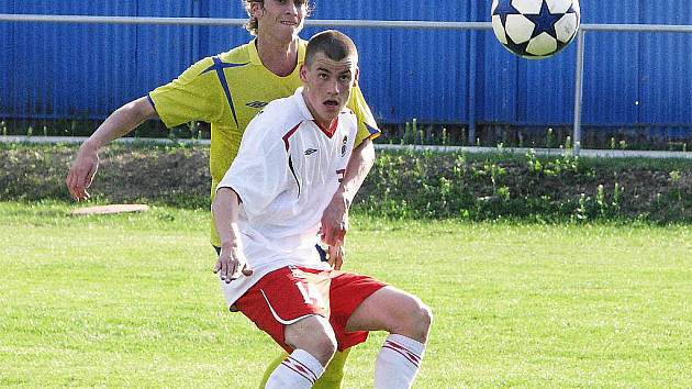 Jan Stoszek (v bílém) obstaral dva góly vítězů.