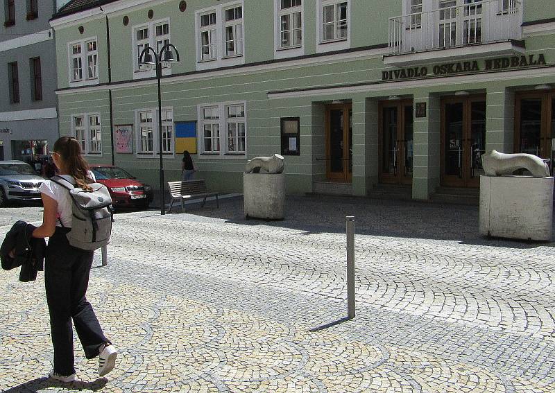 Socha Torzo psa od Adama Velíška změnila prostor před Divadlem Oskara Nedbala v Táboře v rámci projektu Umění ve města 2022.