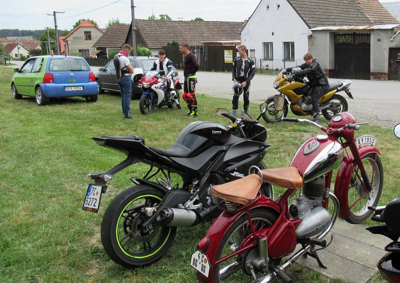 Z Hlavňova v pátek 5. července vyjelo 20 silničních motorek a jeden veterán na téměř padesátikilometrový výlet.