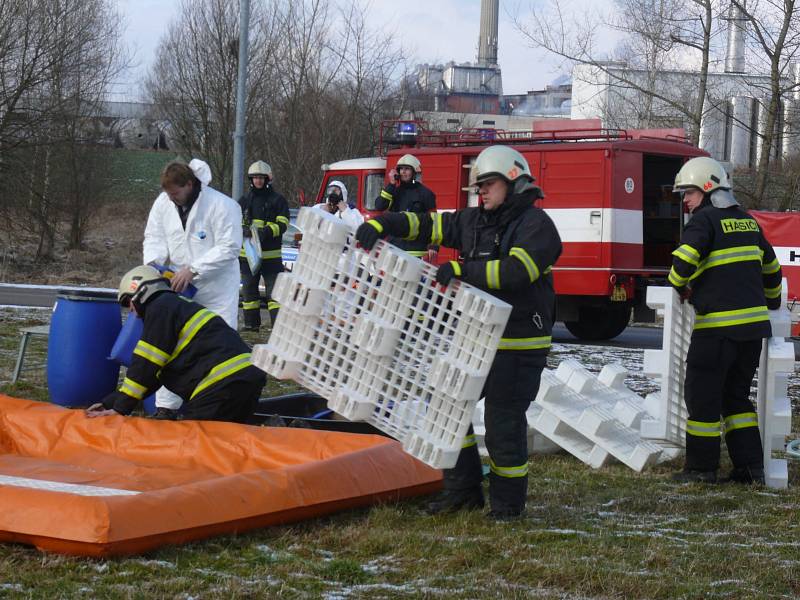 Jihočeští hasiči bojovali s fiktivním únikem čpavku v závodě Kosteleckých uzenin v Pané nad Lužnicí. 