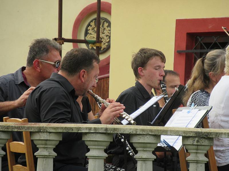 Hodinový koncert plný filmových melodií v režii Táborského symfonického orchestru Bolech zněl na zámku Brandlín v sobotu 5. září v podvečer.