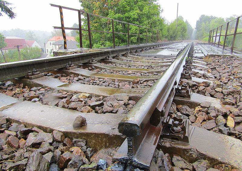 Od neděle 11. září jezdí vlaky po jedné koleji nové přeložky IV. koridoru Doubí u Tábora a Soběslav. Stará trať je postupně rozebírána, nejdříve bylo odstraněno trakční vedení, mizí i kolejiště, pražce a další součásti. Složiště materiálu vzniklo v bývalé