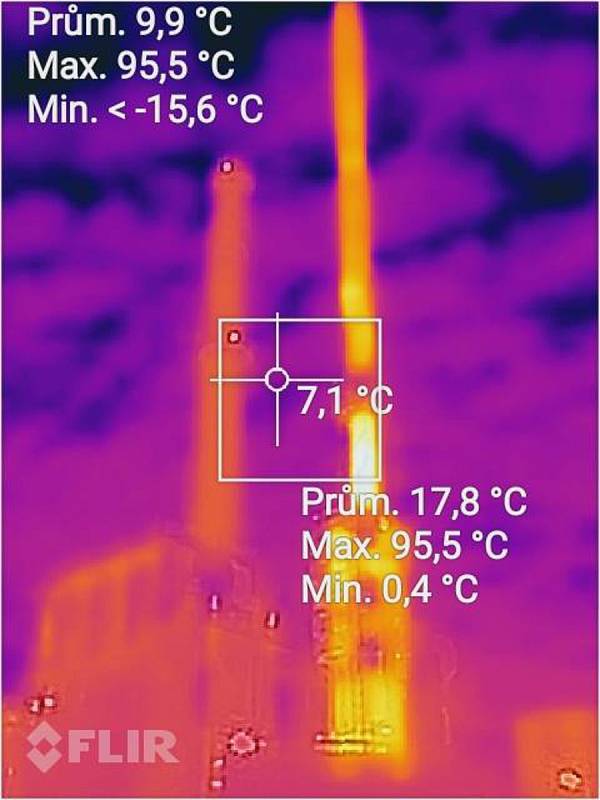 Požár komína v Plané zachycený termokamerou.